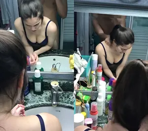 太騷了，梳妝臺(tái)上的后入式，沒時(shí)間脫掉襯衫